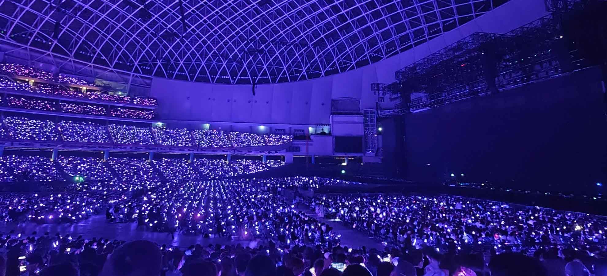 2026 鄧紫棋台北演唱會現場手燈與應援手幅近拍，紫色燈光充滿幸運色能量氛圍