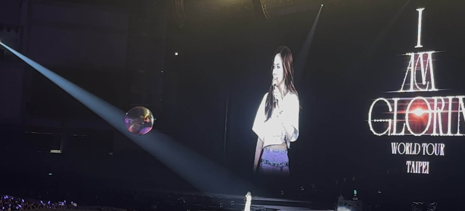 I AM GLORIA WORLD TOUR TAIPEI 演唱會結尾舞台畫面，聚光燈下的鄧紫棋充滿儀式感