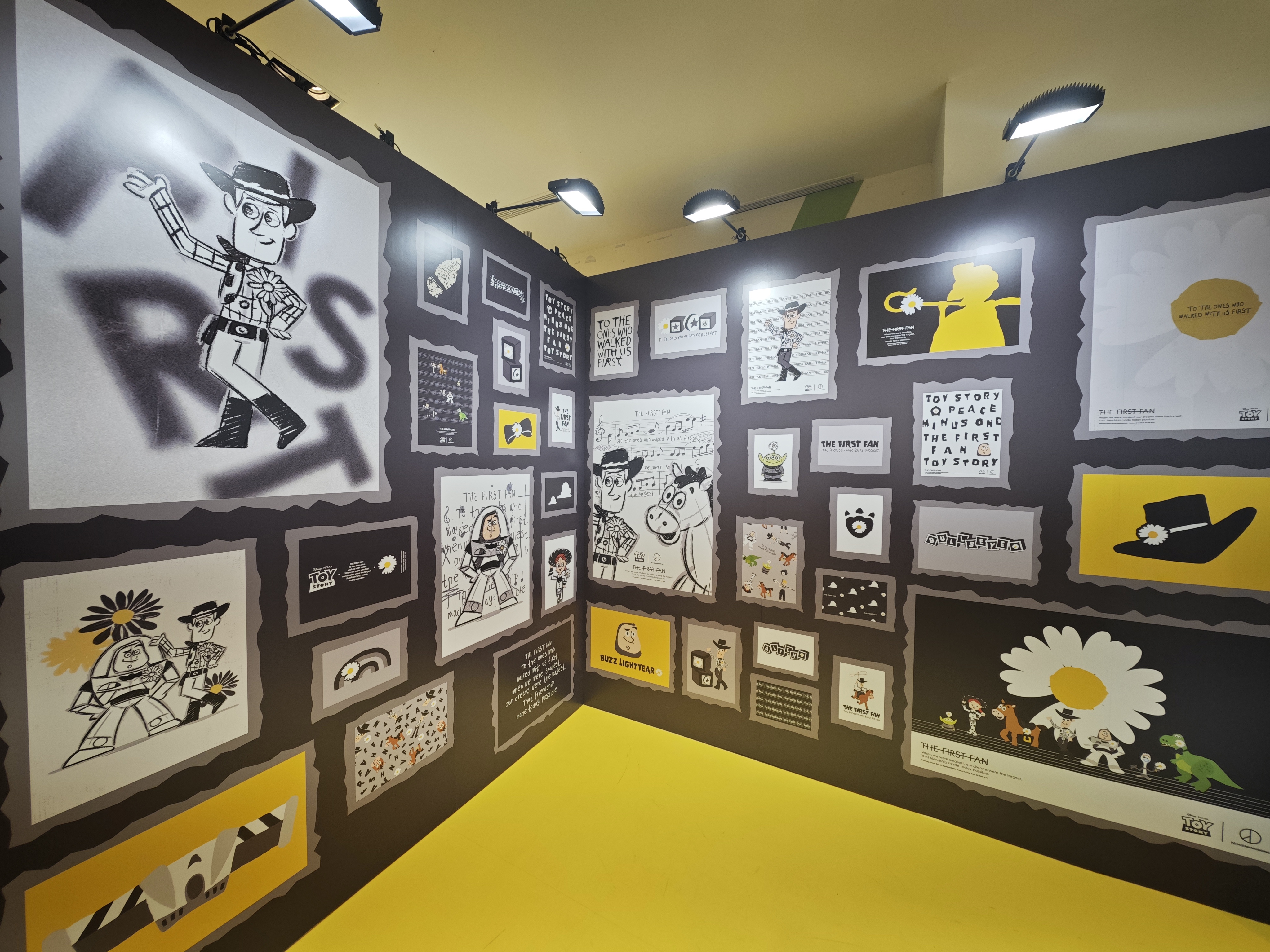 GD玩具總動員快閃店內的藝術畫廊牆,展示黑白塗鴉手稿與迪士尼角色