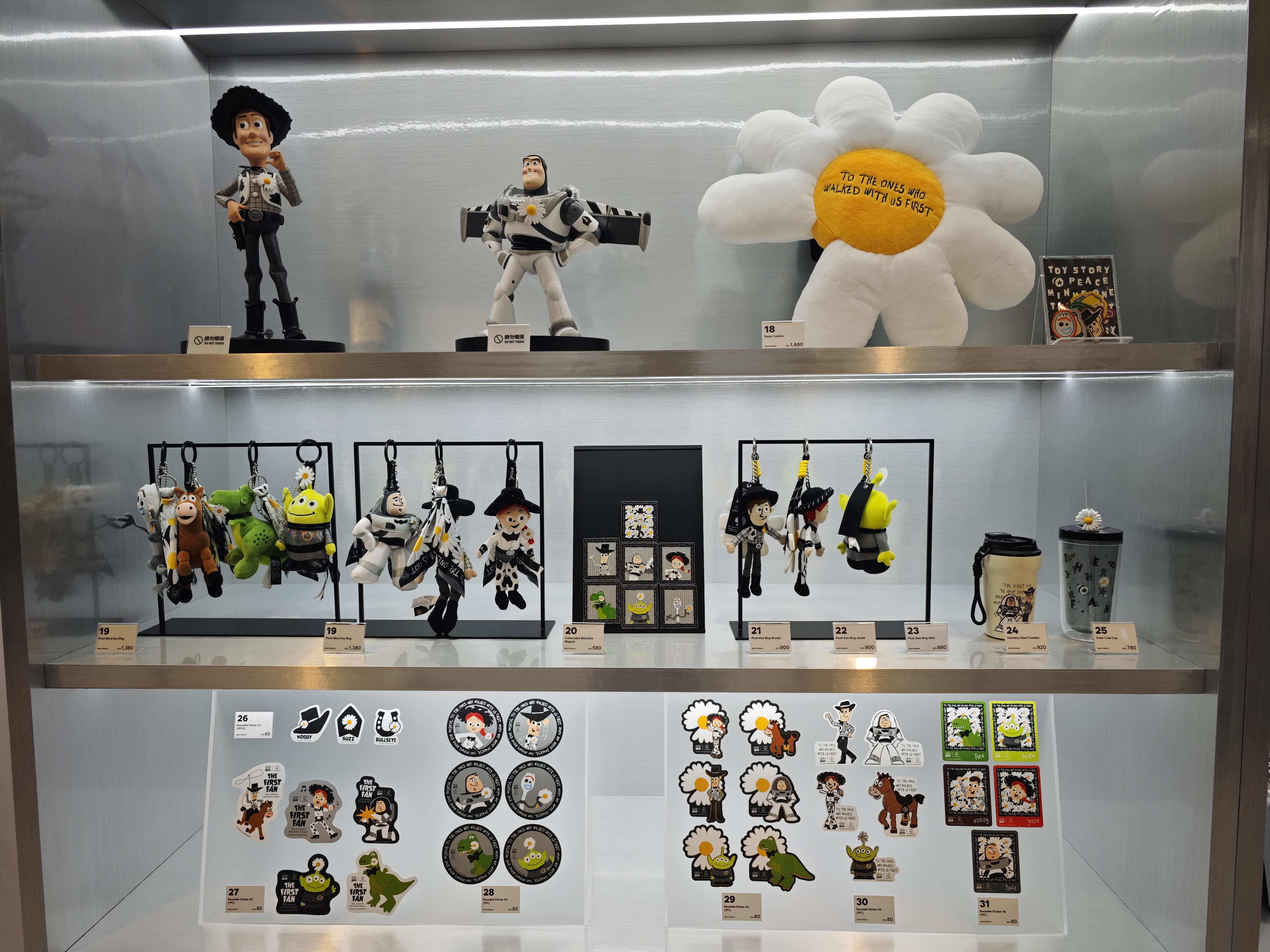 GD玩具總動員快閃店限定周邊商品櫃,包含小雛菊抱枕、公仔與吊飾