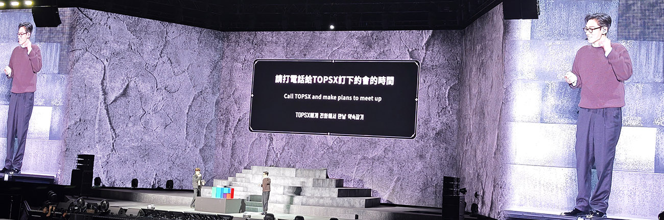 T.O.P 台北見面會開場前,舞台大螢幕顯示「T.O.P PRE-STUDIO 2026 in TAIPEI」字樣,搭配霧面燈光效果