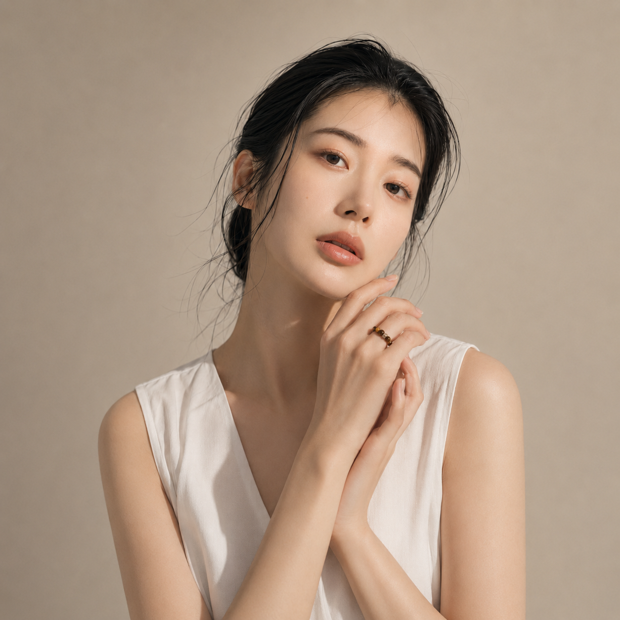 tiger-eye-ring-model-wearing02