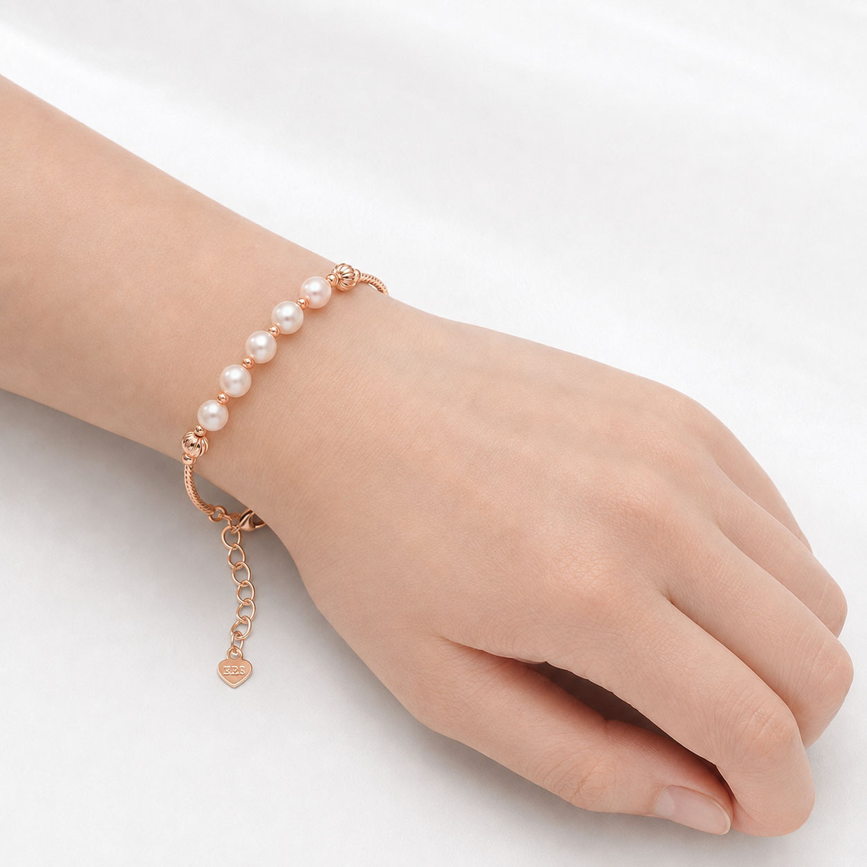 pearl-rose-gold-bracelet-wear