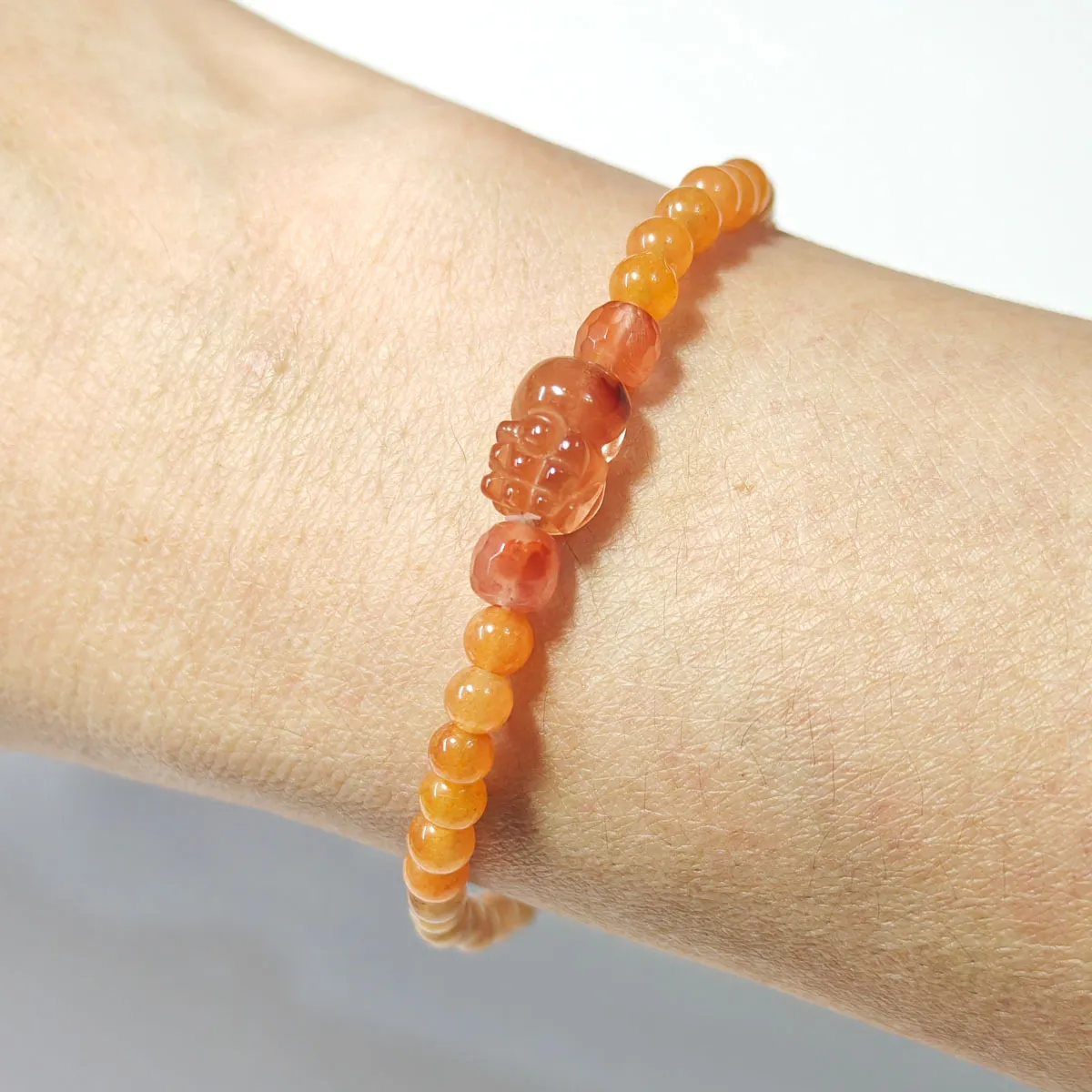 orange-red-agate-pixiu-bracelet-wear