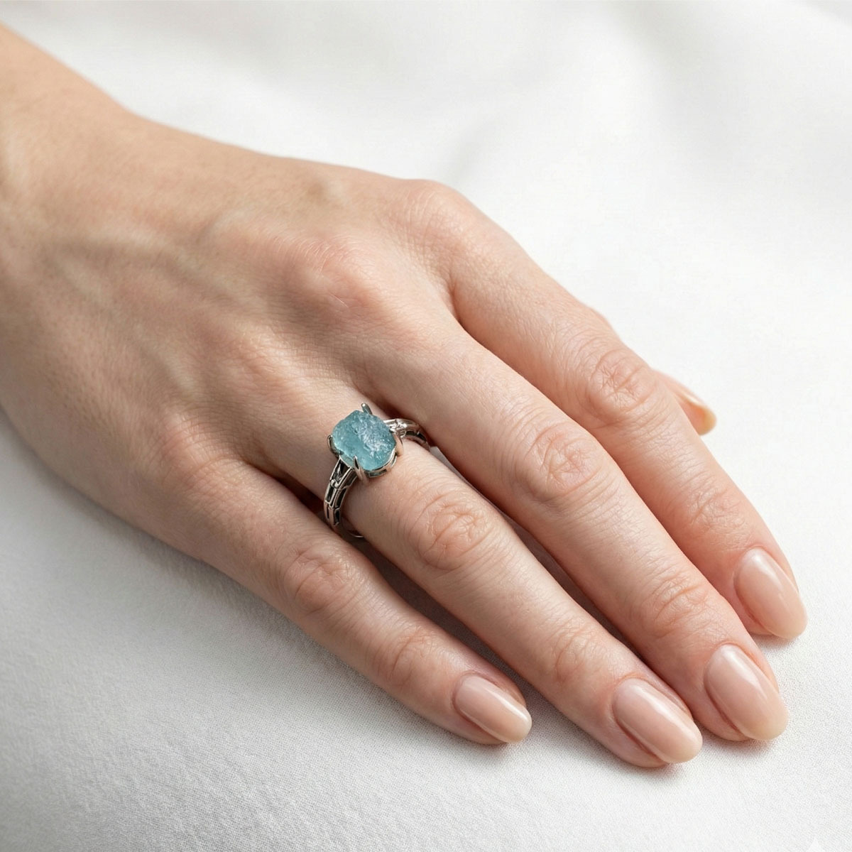 aquamarine-ring-model-wearin