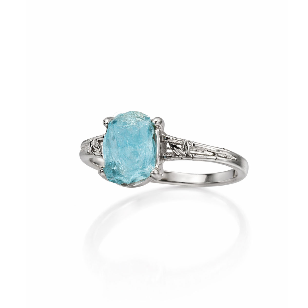 aquamarine-raw-stone-ring-closeup