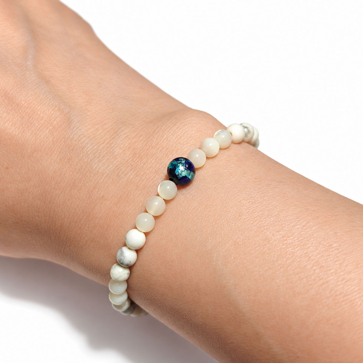 cocodog-okinawa-fluorite-bracelet-model-wear.