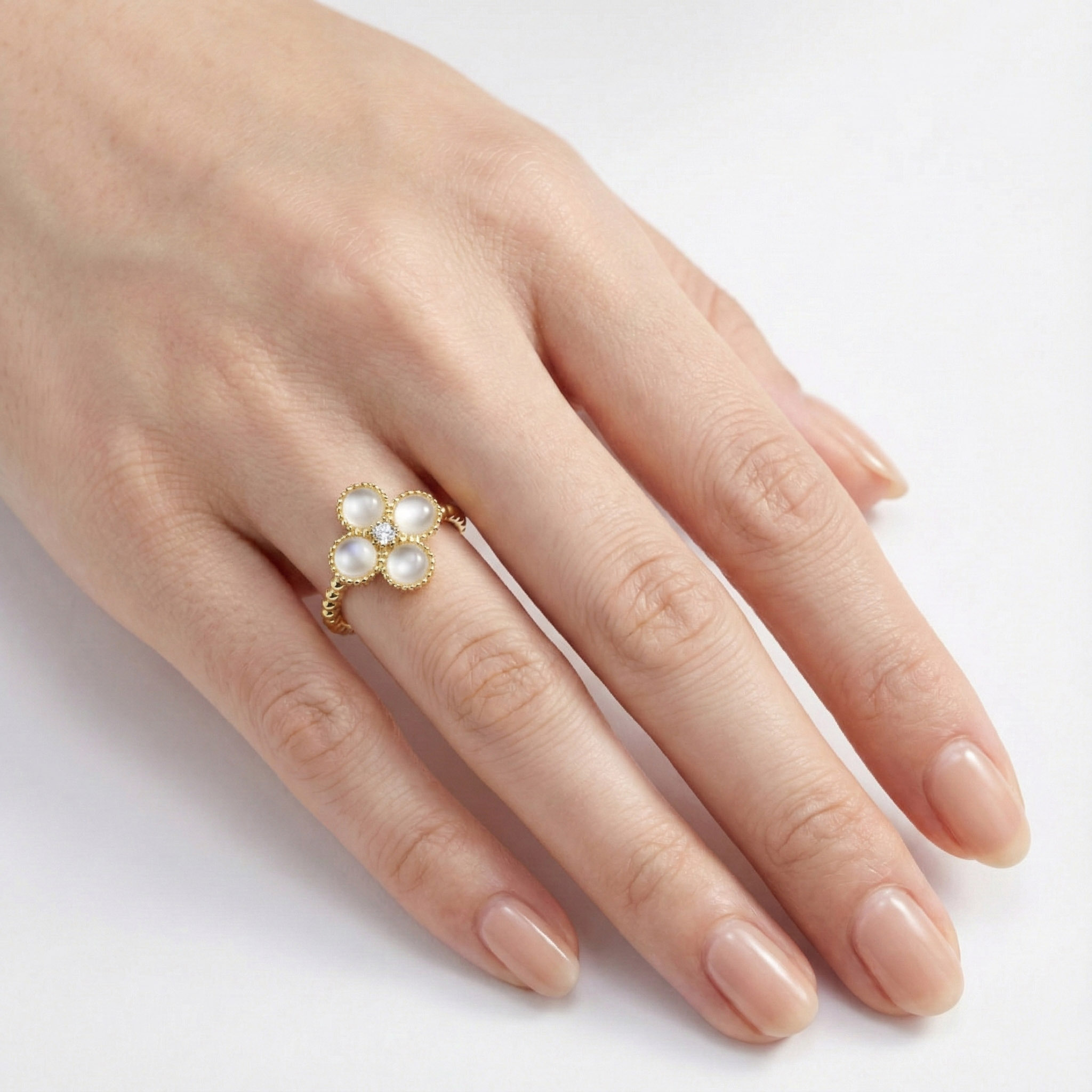 natural-jade-shell-four-leaf-clover-ring-hand-wear