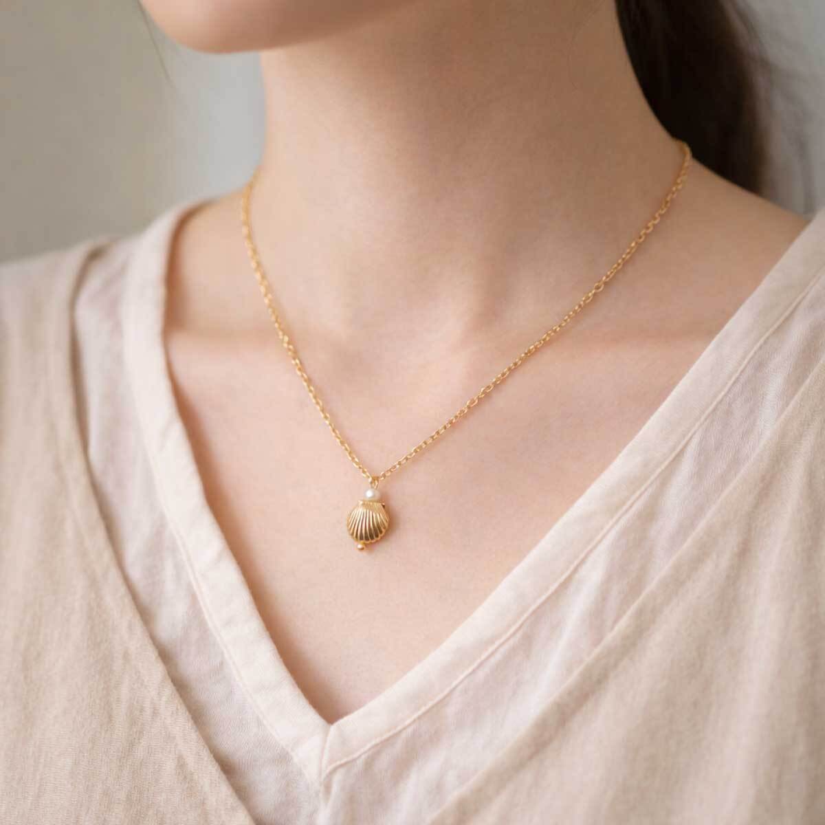 gold-shell-pearl-necklace-wearing-front