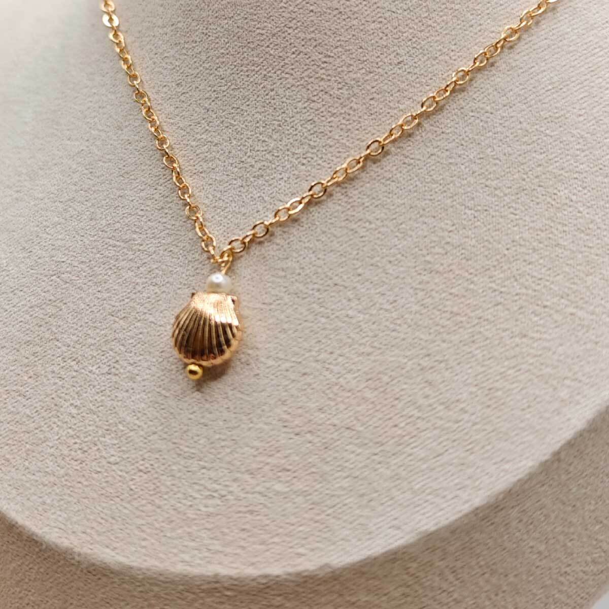 gold-shell-pearl-necklace-front-view