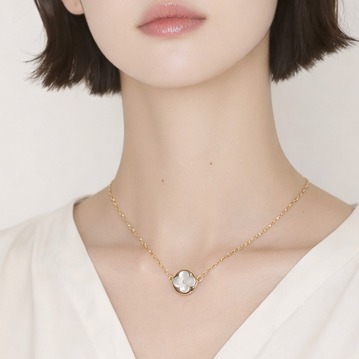 natural-shell-four-leaf-clover-necklace-worn-look