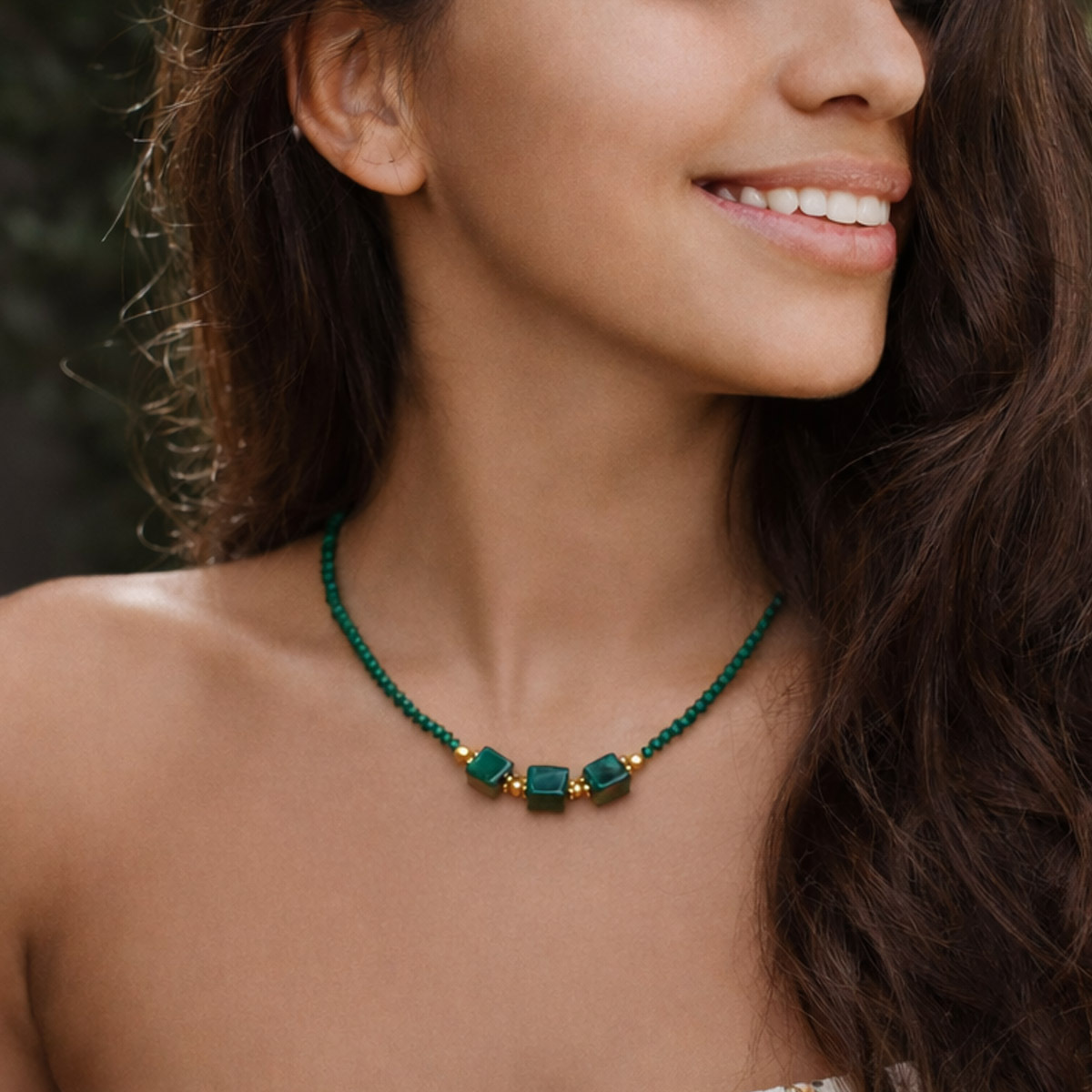 malachite-green-chalcedony-necklace-woman-wear-natural