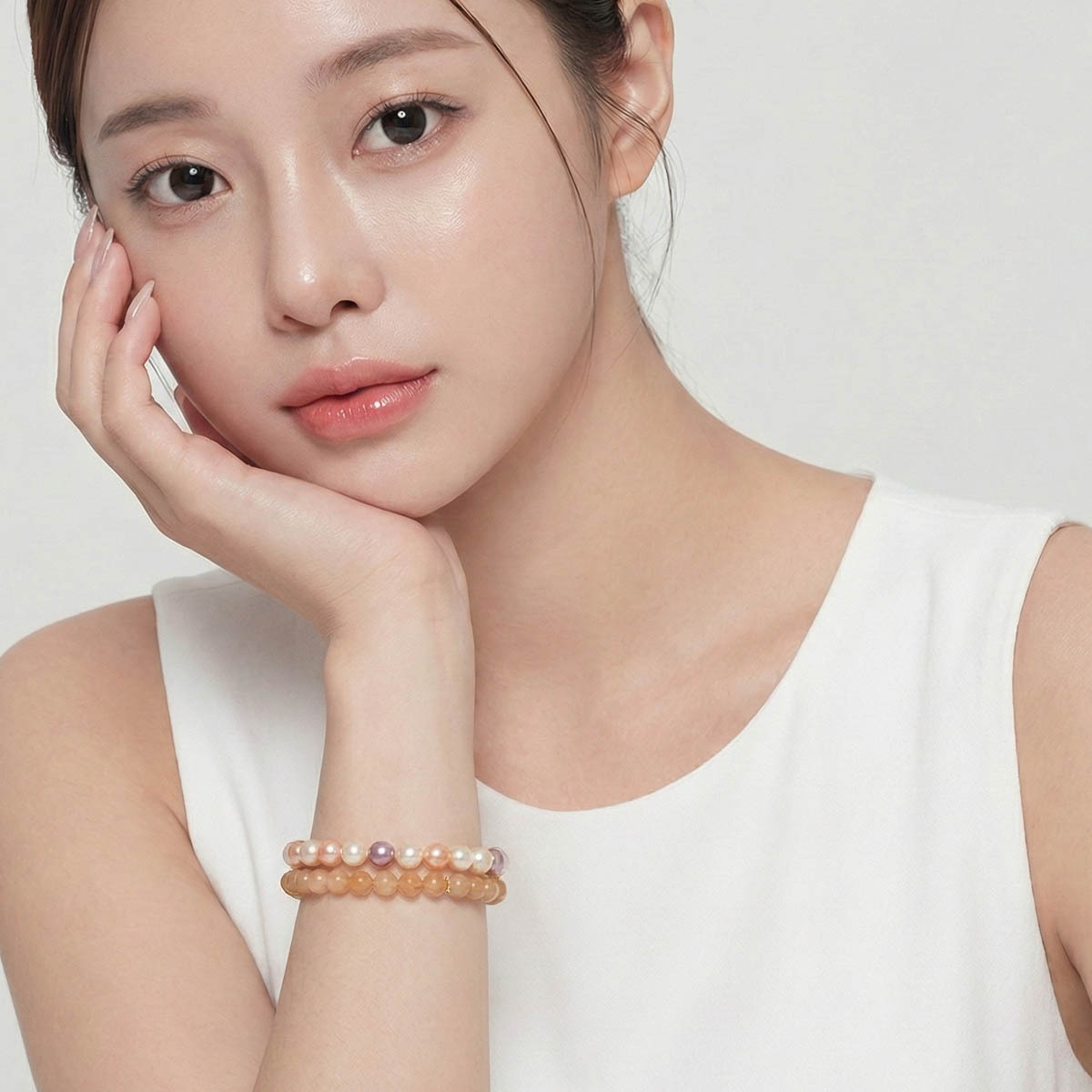 sunstone-pearl-bracelet-wearing-look