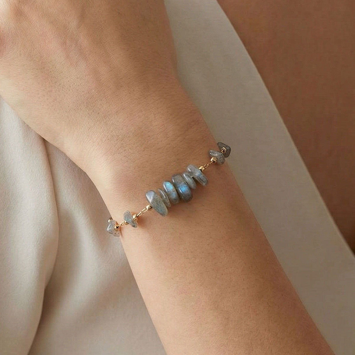 gray-blue-labradorite-chip-bracelet-wear-elegant-look