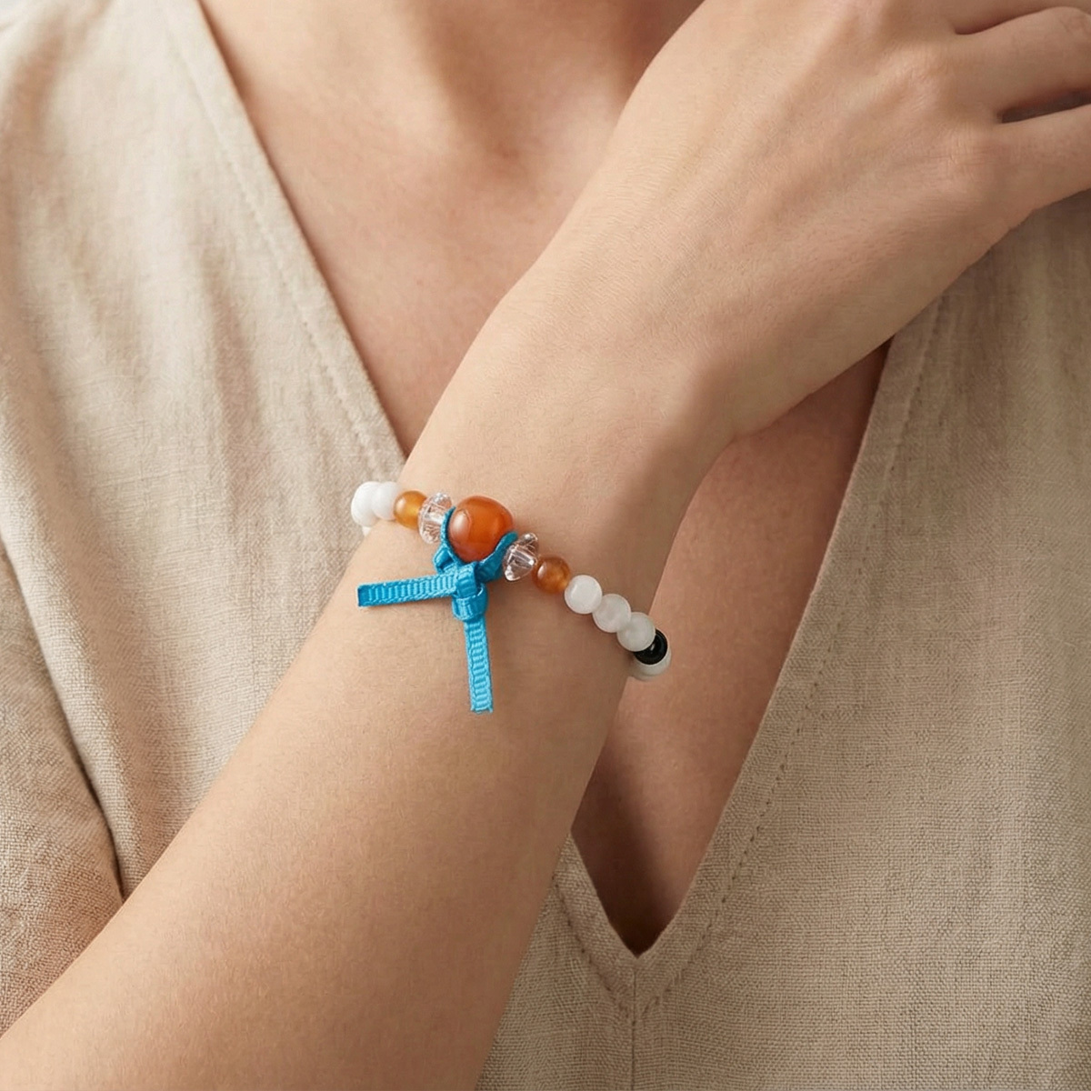 white-tridacna-shell-bracelet-wear-closeup