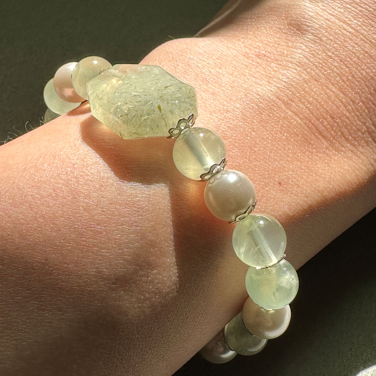 peridot-pearl-silver-bracelet-natural-light