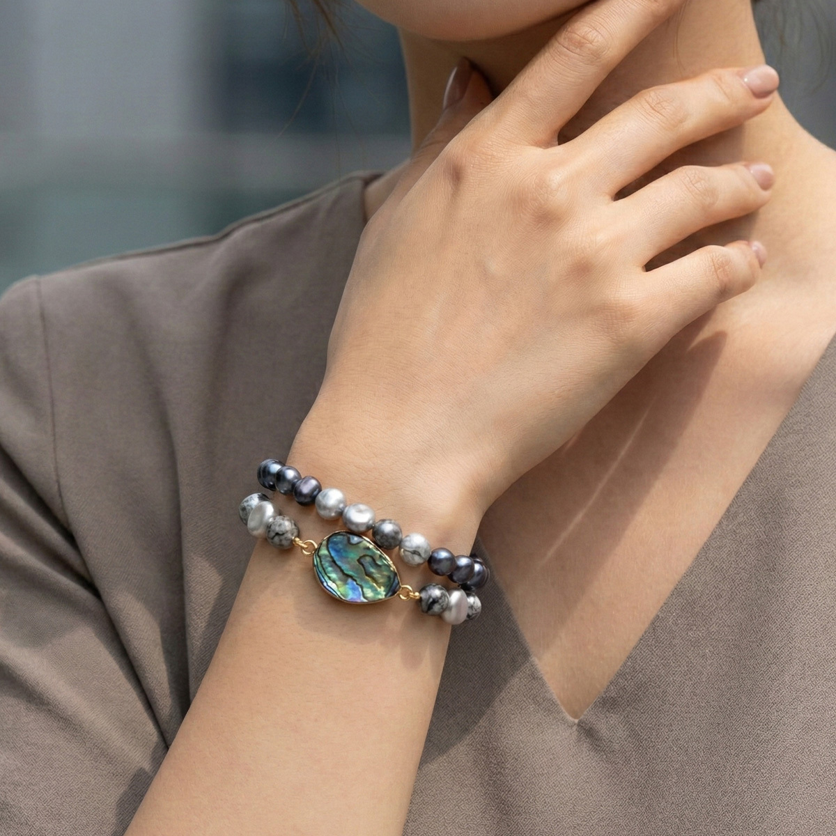 ocean-abalone-dark-gray-pearl-double-bracelet-wear
