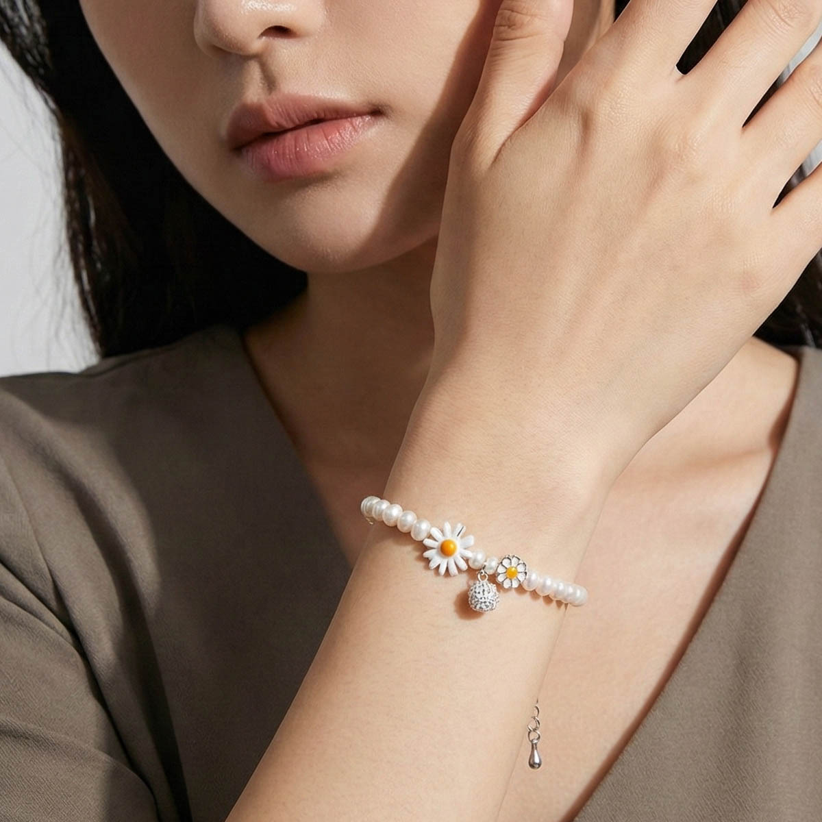 freshwater-pearl-daisy-bracelet-wear-look-1