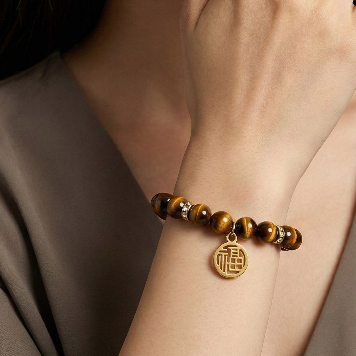 tiger-eye-fu-amulet-gold-bracelet-detail