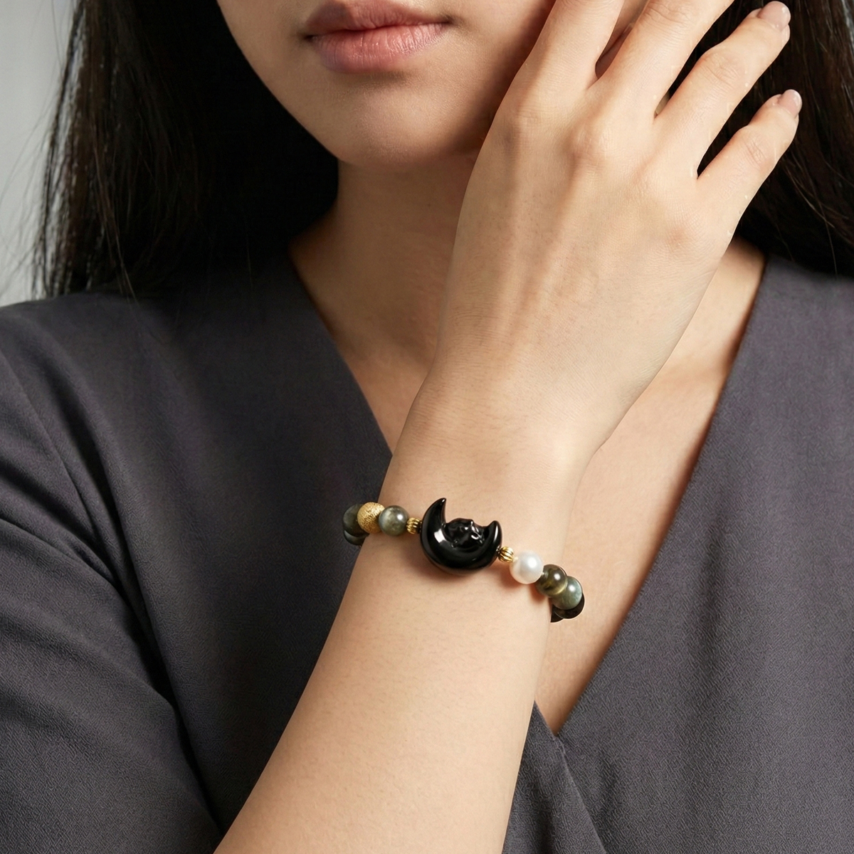 obsidian-moon-rabbit-pearl-labradorite-bracelet-wear-look