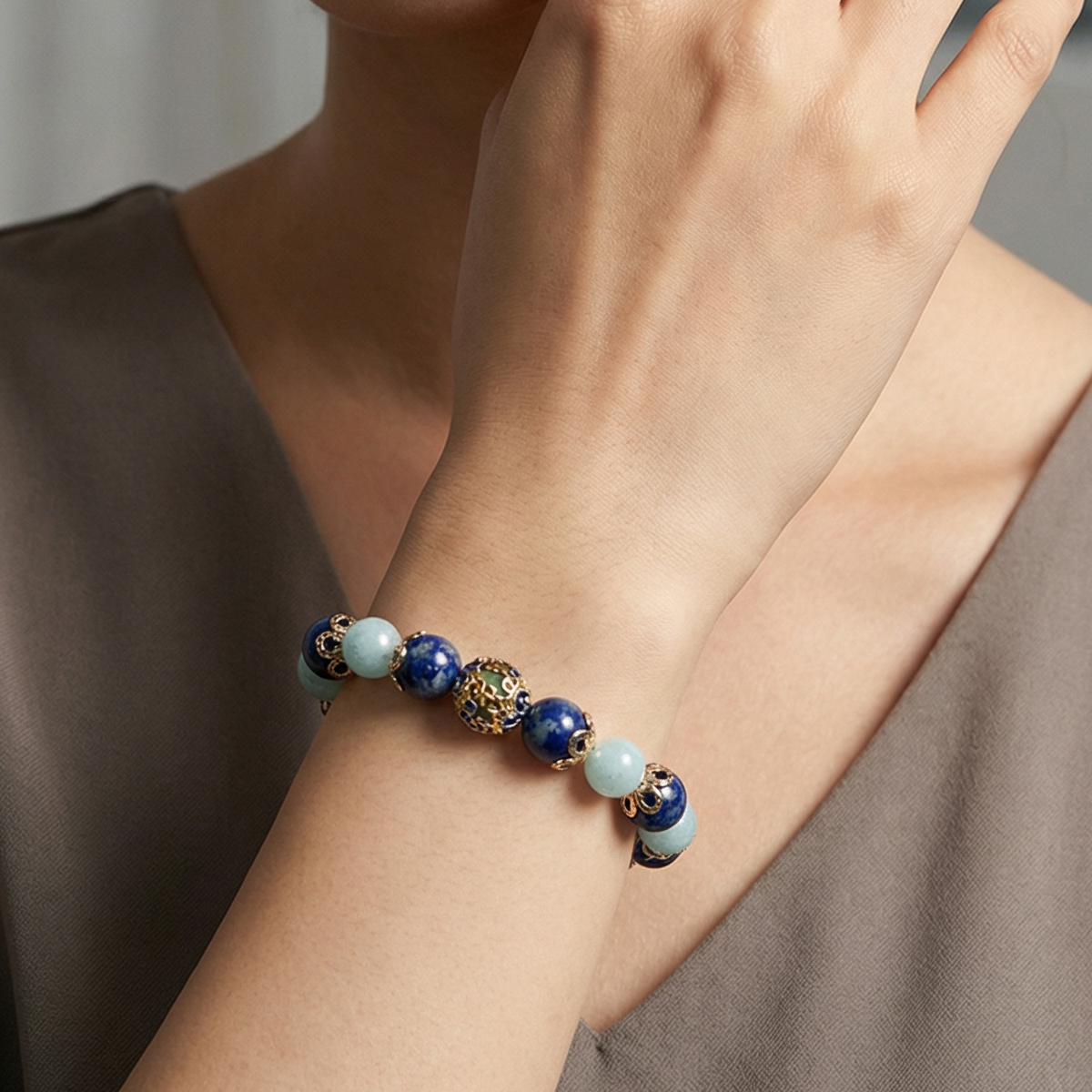 cloisonne-lapis-lazuli-amazonite-bracelet-gold-bead-hand