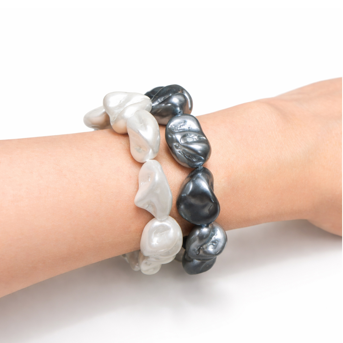 baroque-pearl-bracelet-wear-black-white-layered