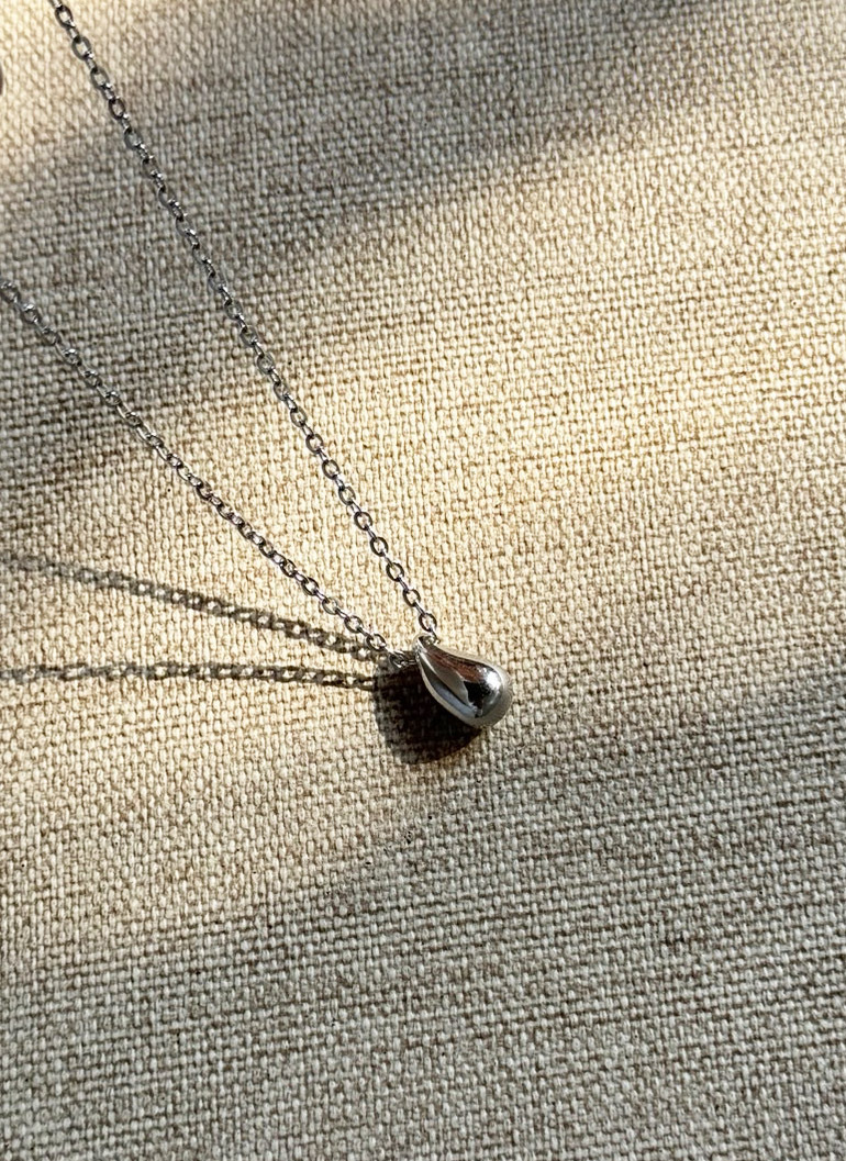 經典水滴型白金色項鍊Be Here and Now Necklace – TOS