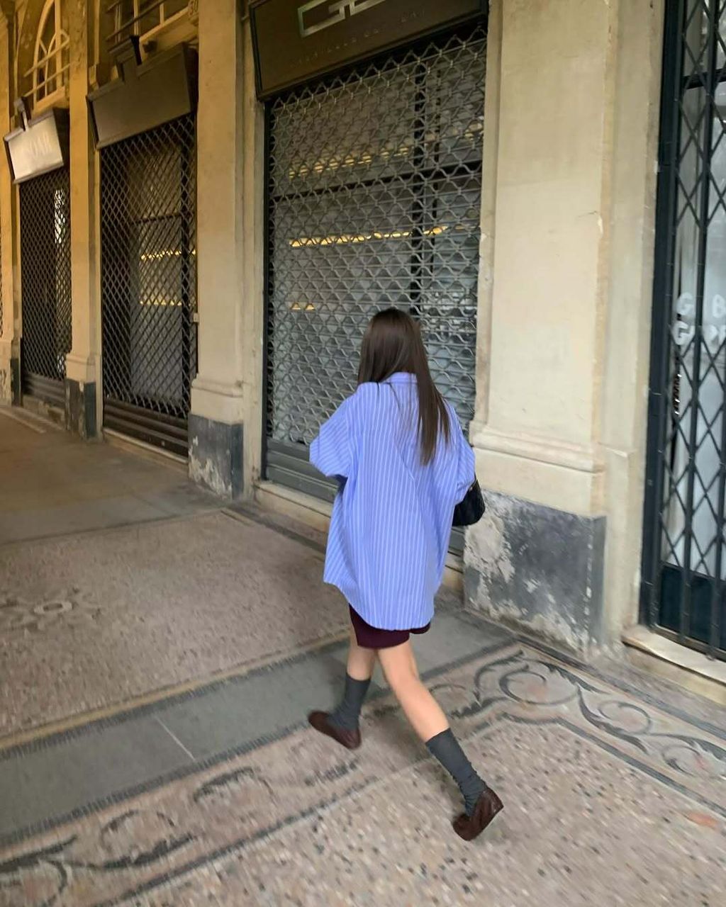 오빠 우리 오랜만이야   아루드 셔츠에 오빠 버건디 쇼츠 훔쳐입으니 컬러감이 딱이요,,❤️#aahruu_paris 🇫🇷#스트라이프셔츠