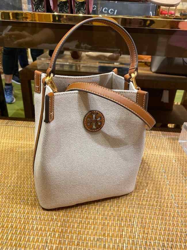 セール！国内発送☆Tory Burch 人気 BLAKE CANVAS BUCKET BAG Brand New Authentic Tory Burch Blake Canvas Bucket Bag | eBay