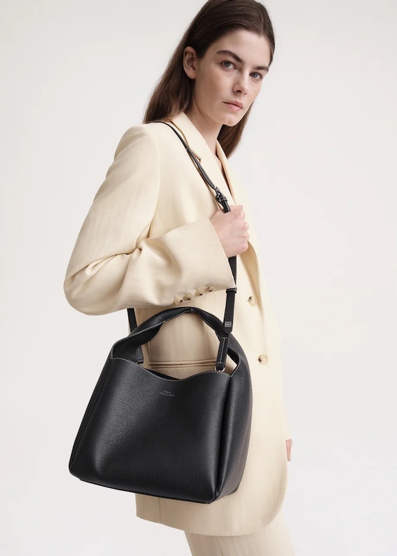 TOTEME_PF23_BAGS_233-9111-613_BUCKET_BAG_BLACK__025_5c5a0f35-f821-4767-adb7-57472c9ca754_900x拷貝