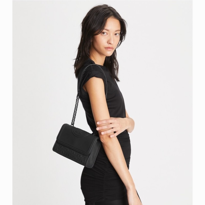 ible-shoulder-bag-accessory-on-model.TB_82562_001_20230208_OMACC.pdp-720x819