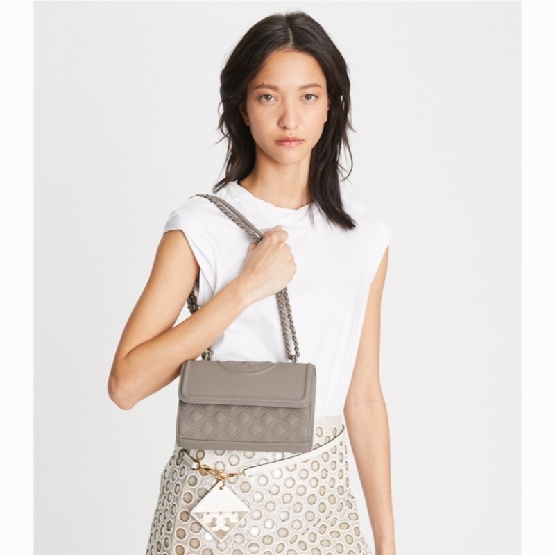 ible-shoulder-bag-accessory-on-model.TB_82562_082_20230208_OMACC.pdp-720x819