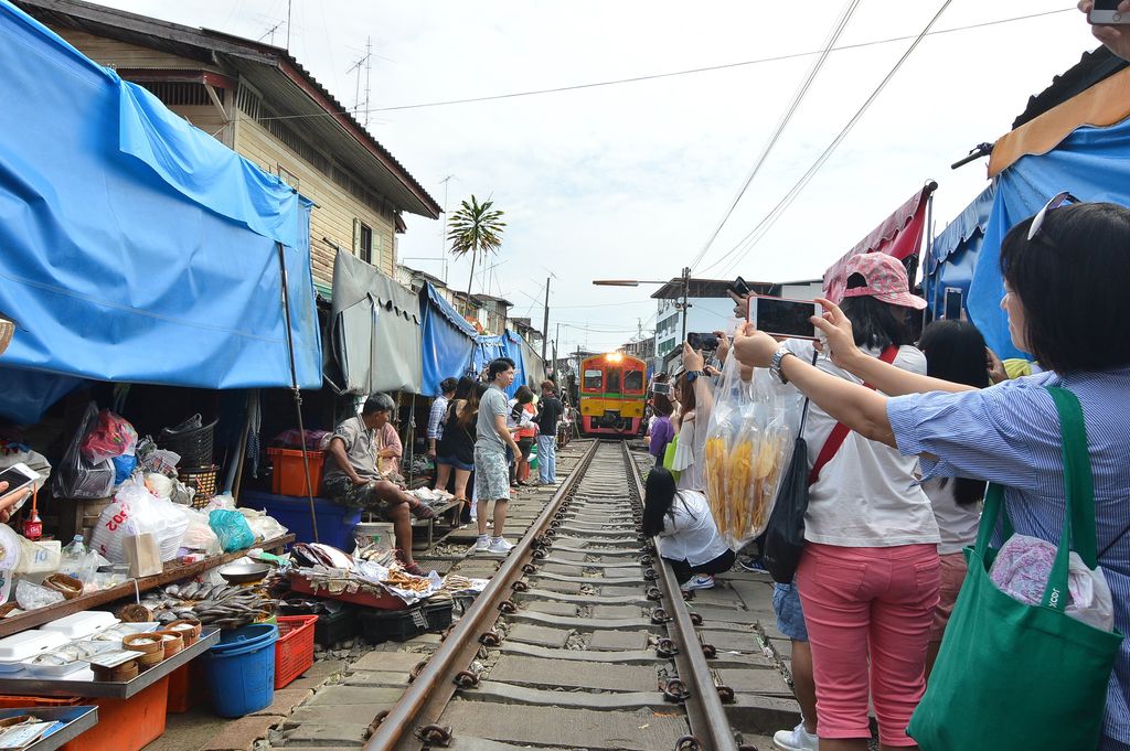 Mae_klong_railway_market 6