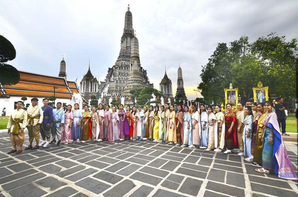 Wat Arun Thai Costum Dress