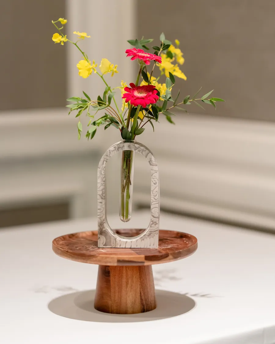 飯店宴會廳中的 Jesmonite 拱形花器與花藝