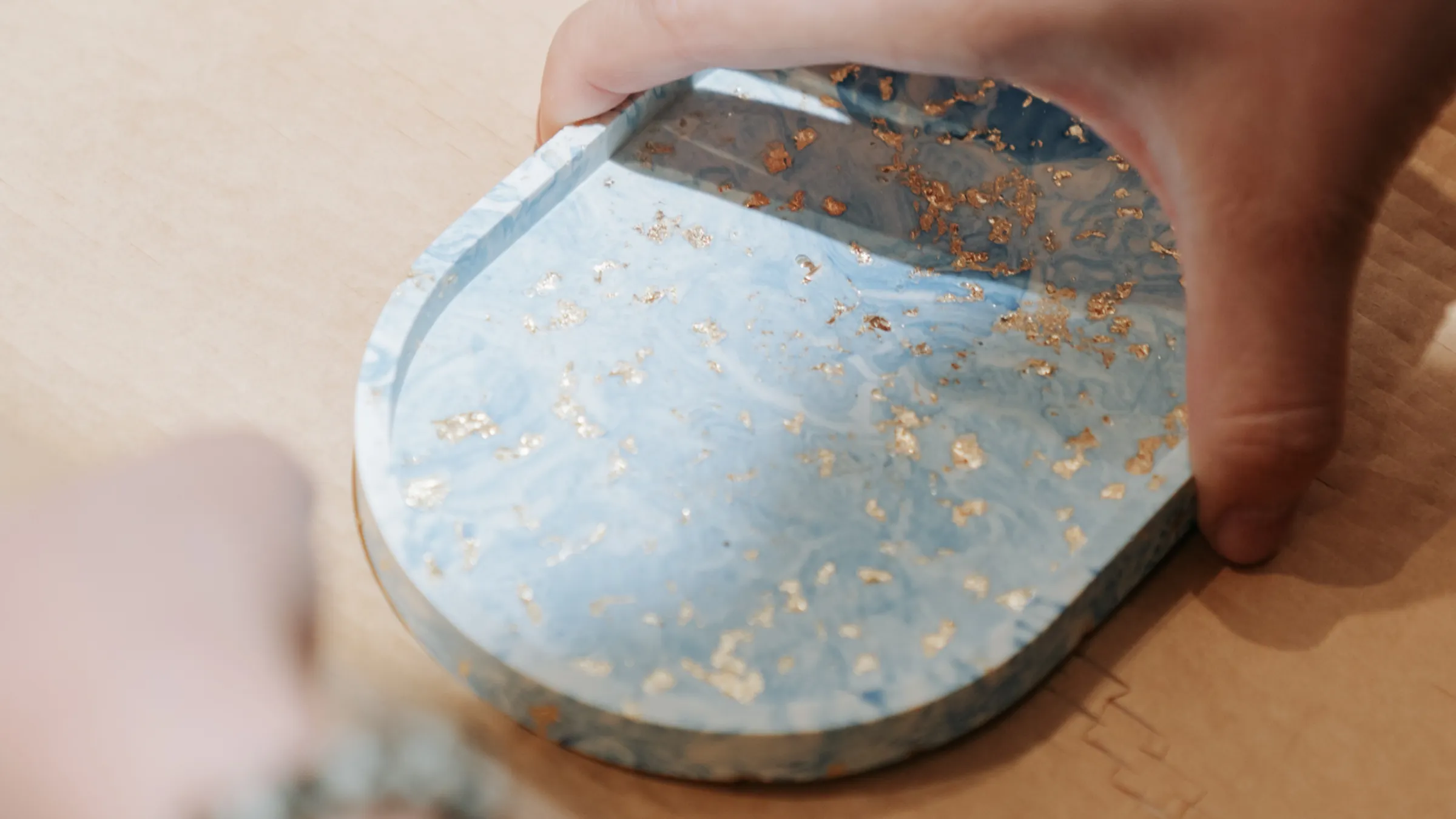 藍色大理石紋金箔托盤的手作細節