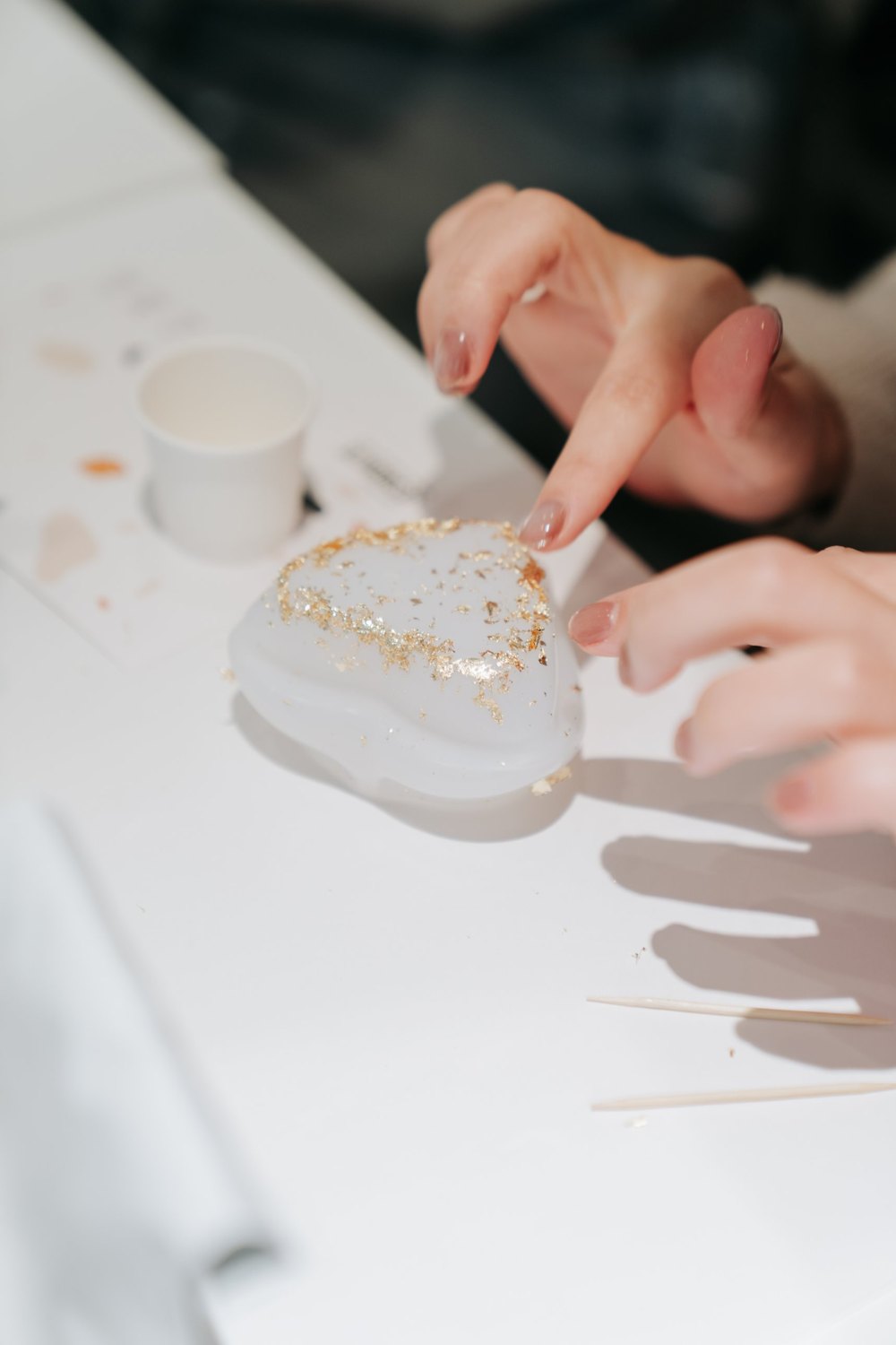 學員為金箔作品修飾細節