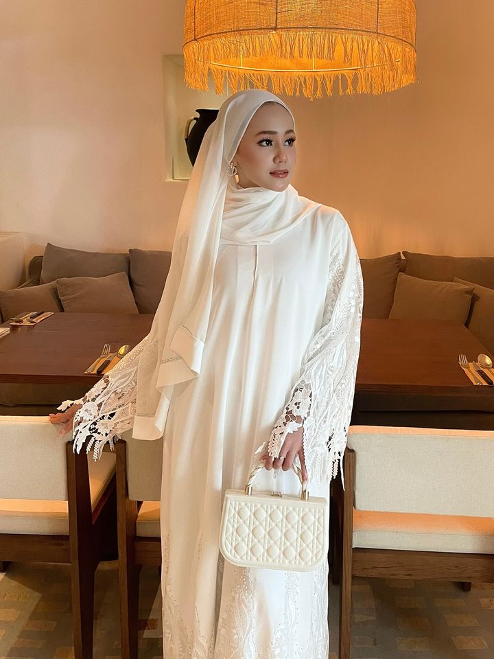 Tania Off White