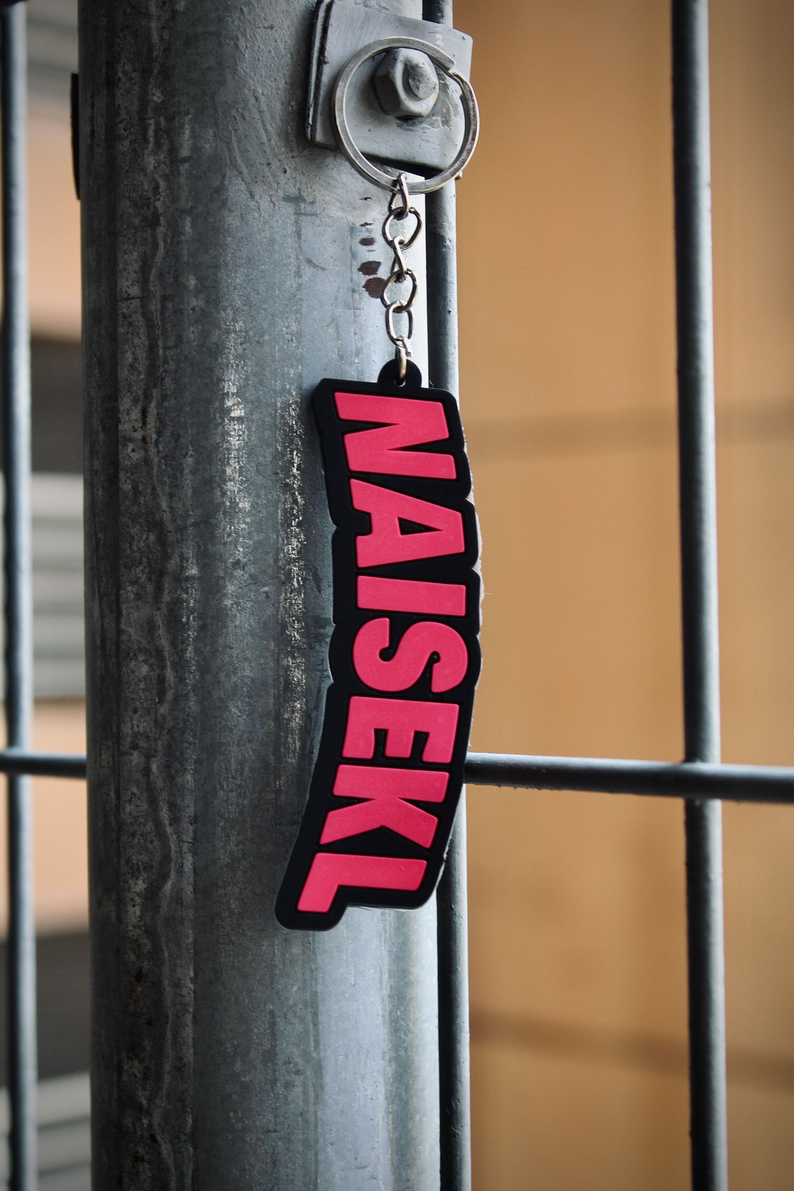 KEYCHAIN CURVE PINK BLACK 3