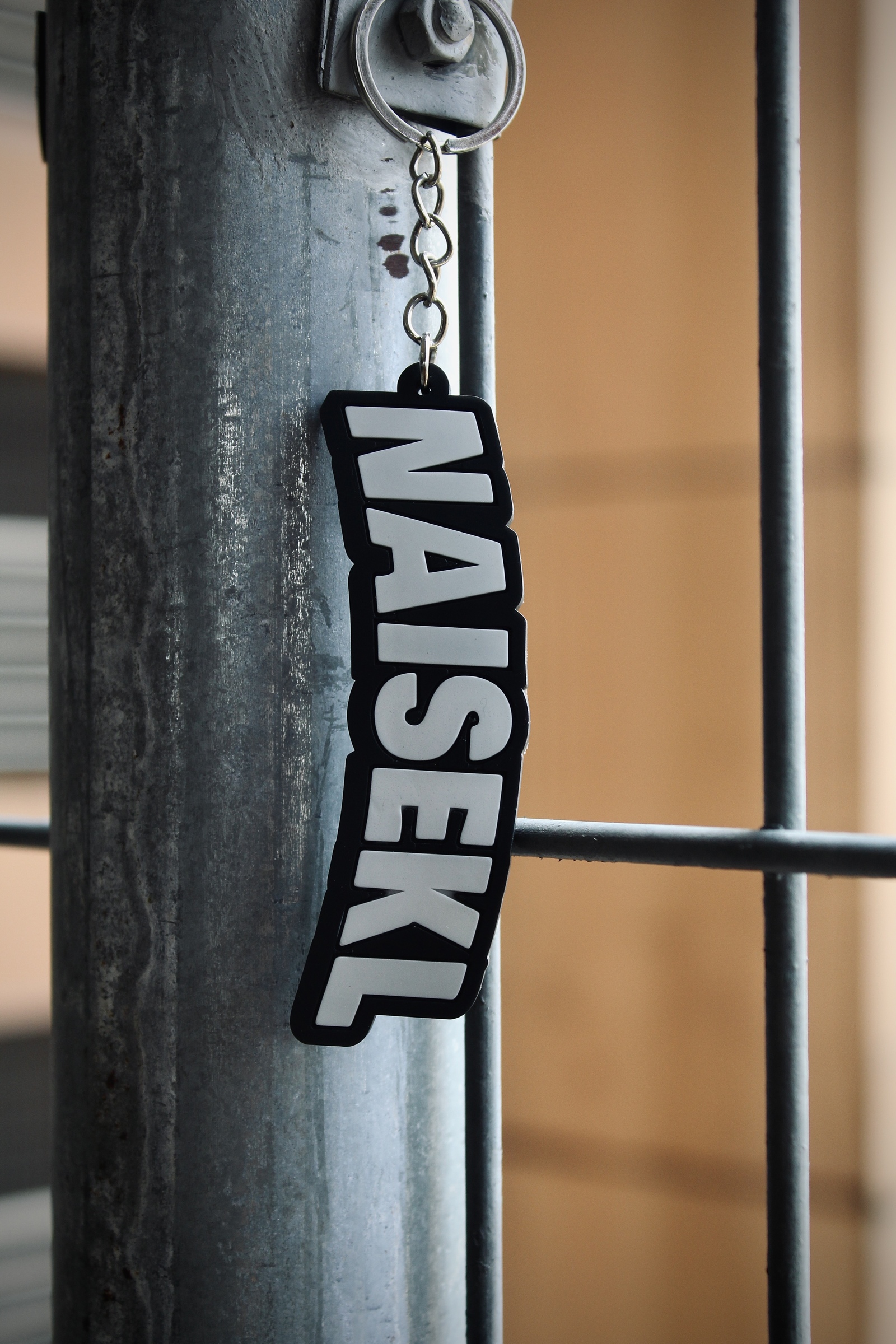 KEYCHAIN CURVE BLACK WHITE 2