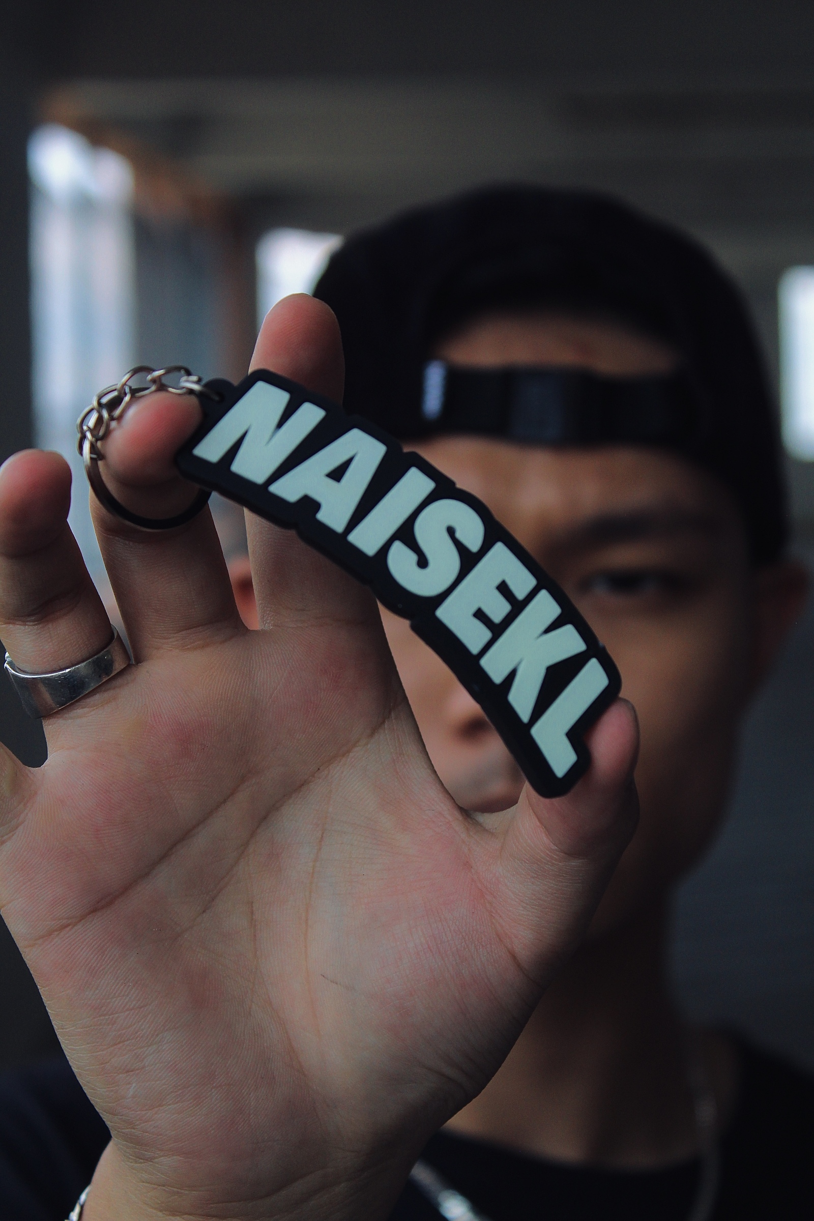 KEYCHAIN CURVE GLOW IN THE DARK 1
