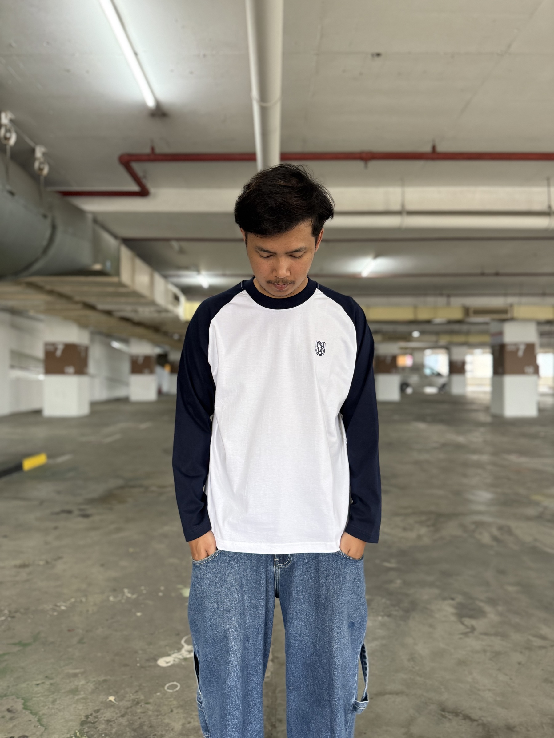BASIC RAGLAN LONGSLEEVE WHITE NAVY BLUE 1
