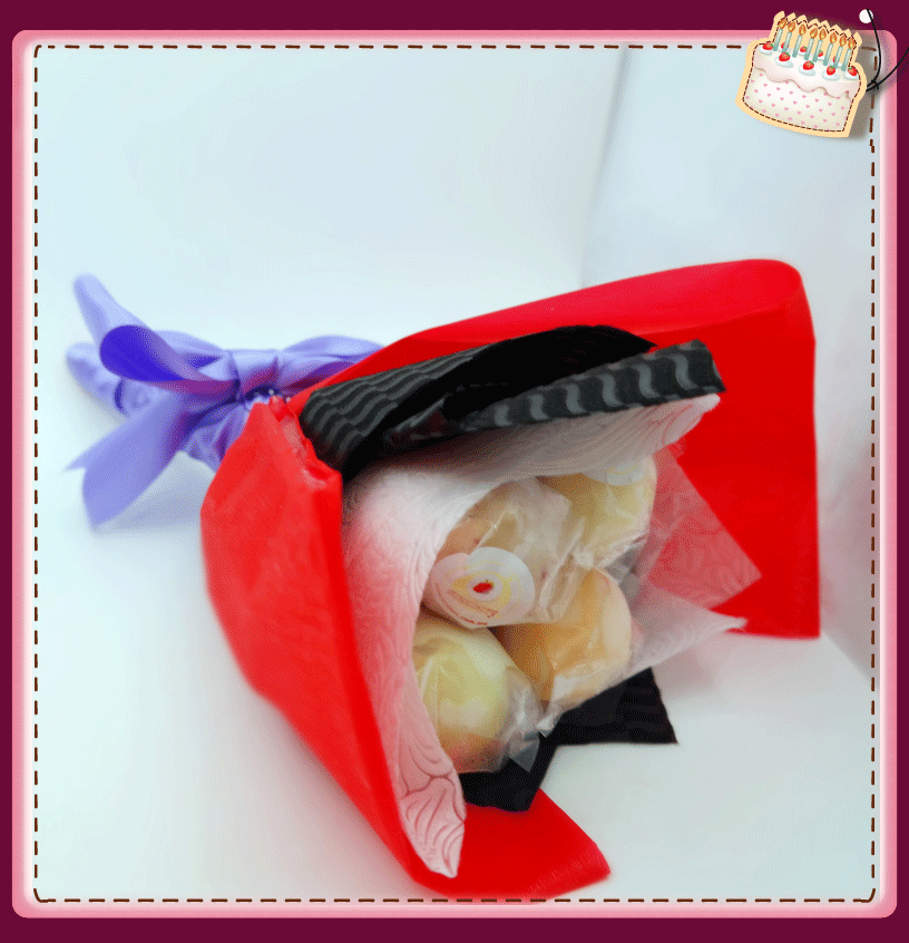 Cake-Pop-Hand-Bouquet-03.gif