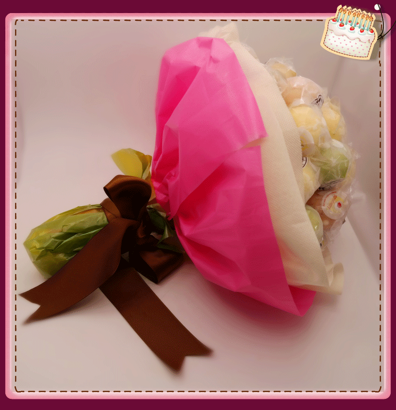 Cake-Pop-Hand-Bouquet-04.gif