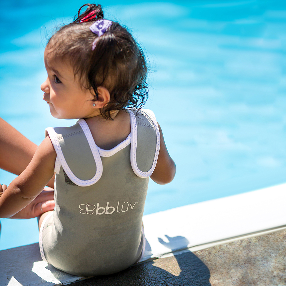 B0121G_-_WRAP_-_Lifestyle_-_Baby_on_side_of_pool