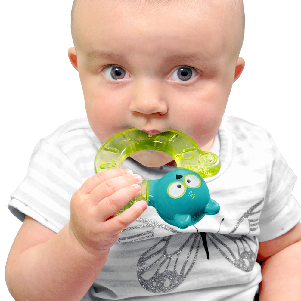 B0149L_-_GUMI_-_White_Background_-_Baby_chewing_on_toy
