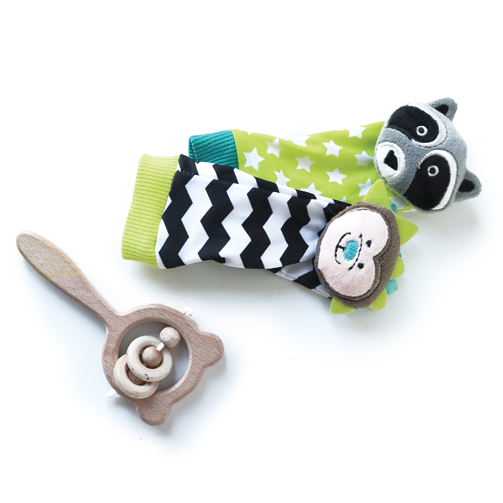 B0141_-_DUO_-_White_Background-_Raccoon_and_Hedgehog_-_Pair_of_sock_with_Rattle