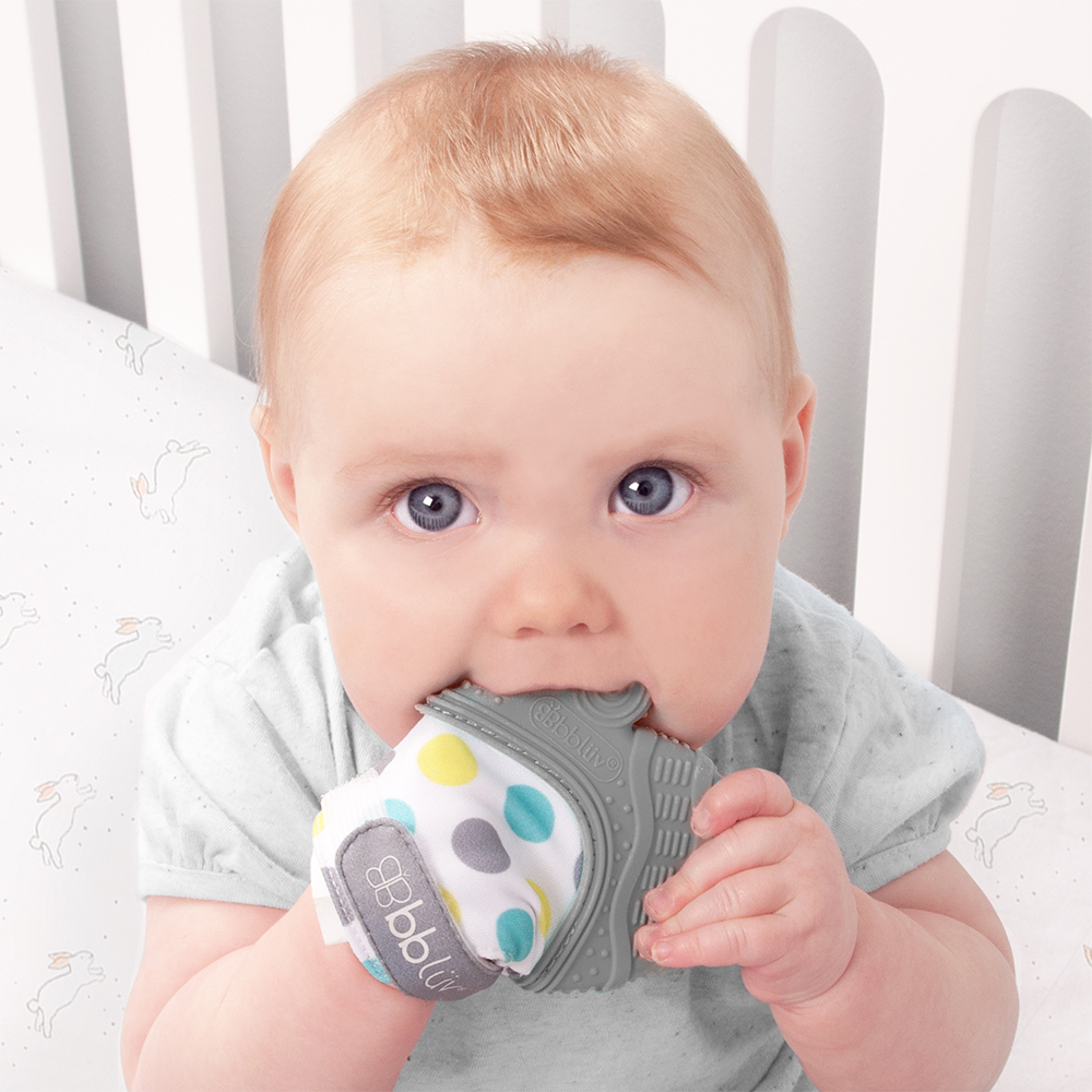 B0150G_-_GLUV_-_Grey_-_Lifestyle_-_Baby_sitting_on_bed_eating_glove