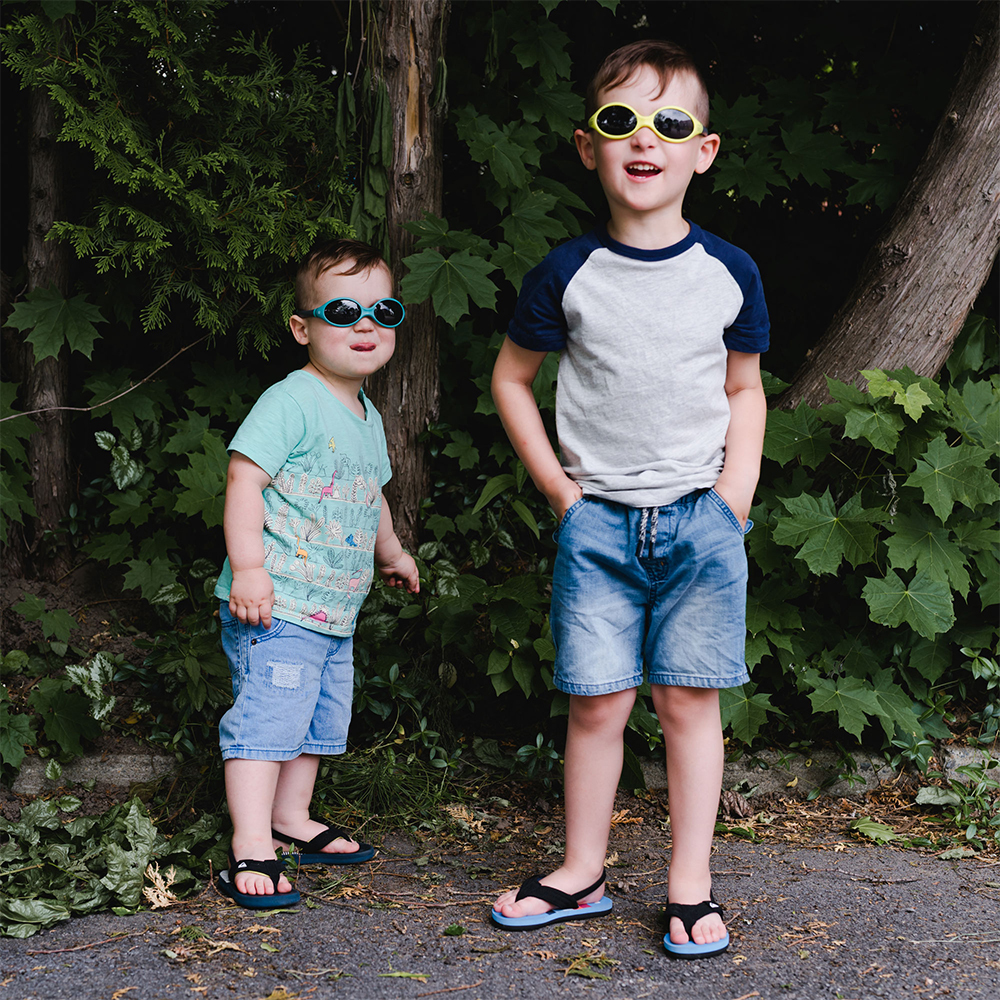 B0162L_-_SOLAR_-_Lifestyle_-_Brothers_with_aqua_and_lime_glasses