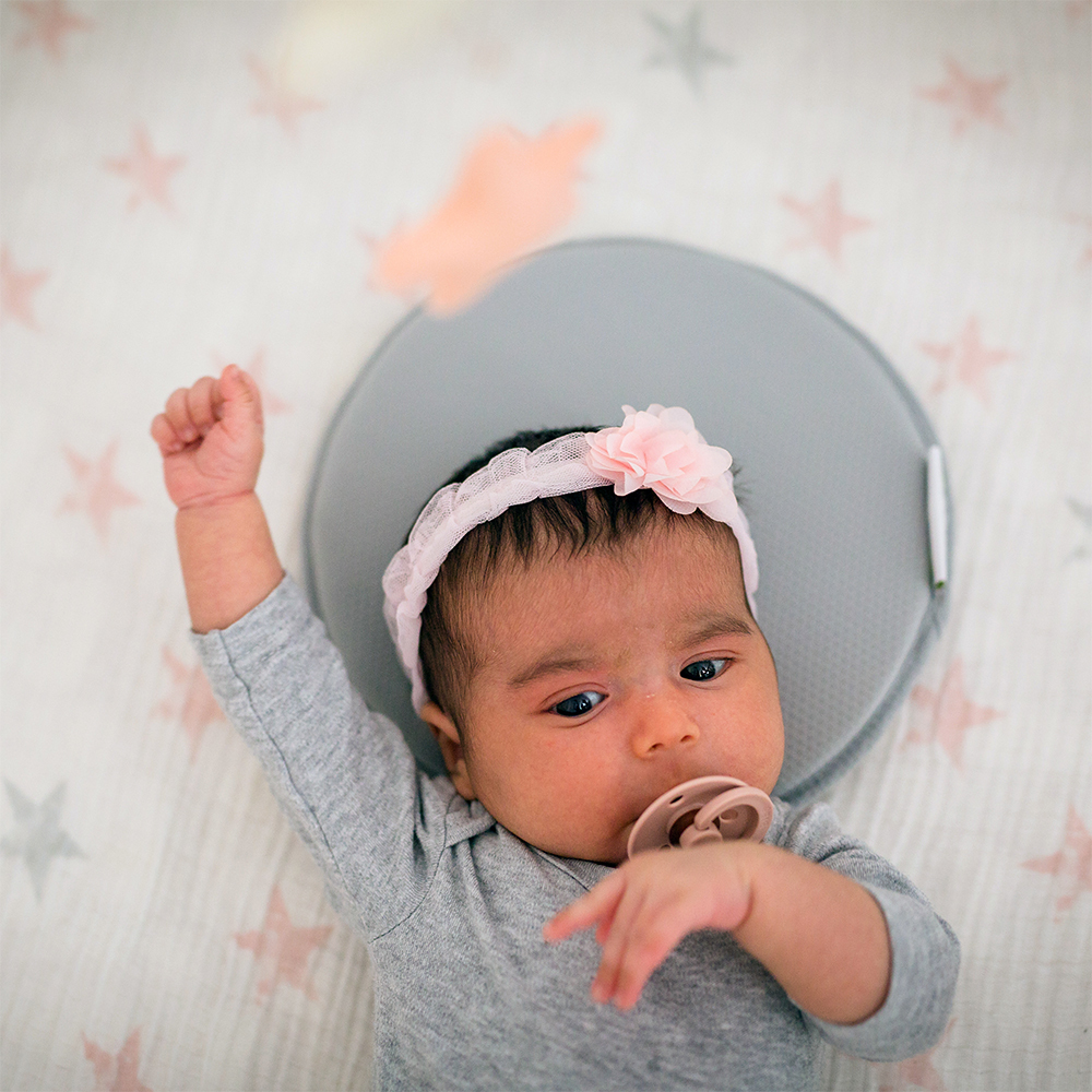 B0120_-_PILO_-_Lifestyle_-_Baby_with_one_arm_in_the_air